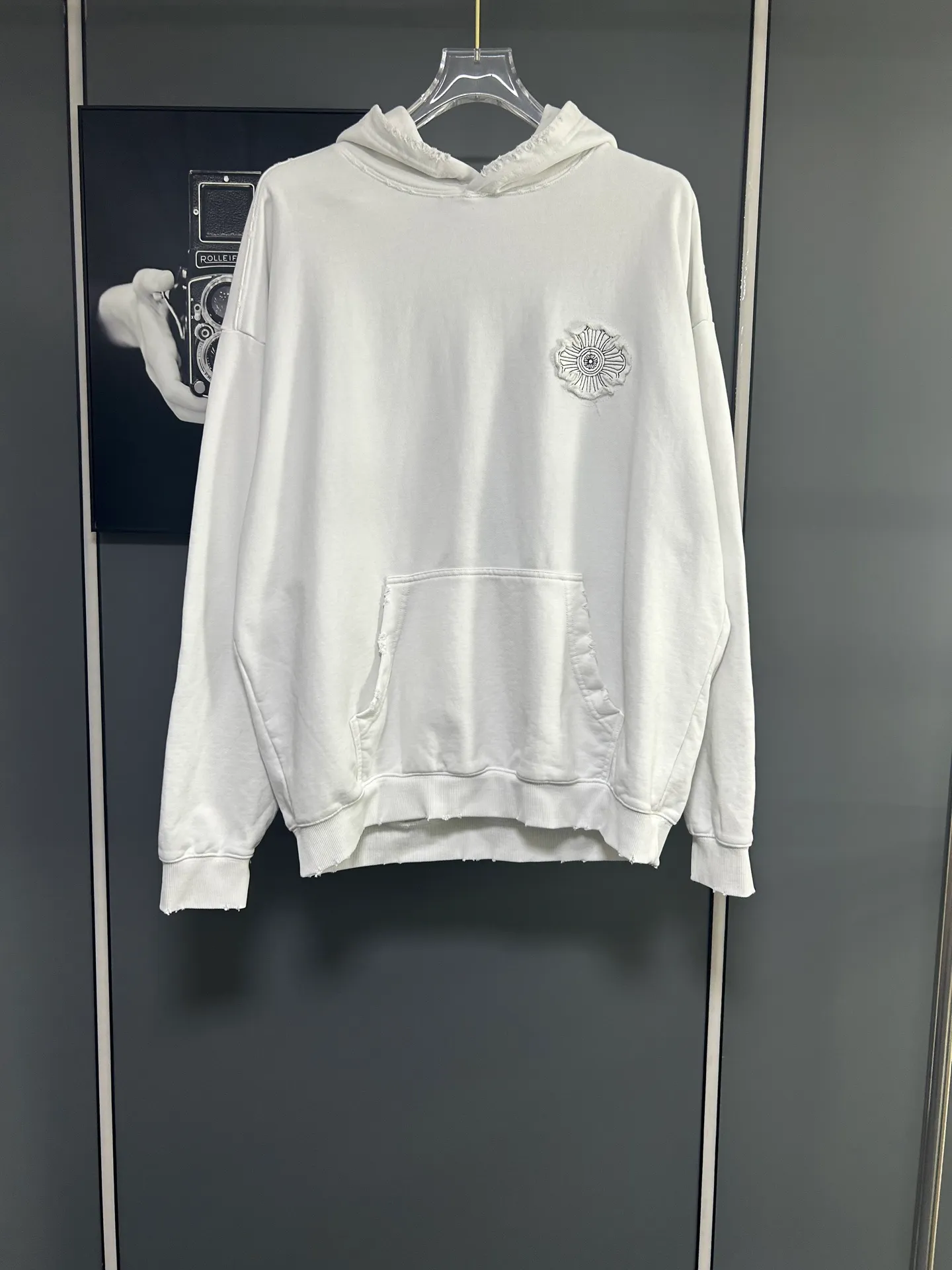 P310 𝗖𝗵𝗿𝗼𝗺𝗲 𝗛𝗲𝗮𝗿𝘁𝘀/Cro Heart 2025 Cross Patch Embroidery Summer New Original Single Counter American Acid Washed Distressed Laser Burnt Patch Embroidery Couple Casual Hooded Sweatshirt 👑The highest version! Customized fabric 440g tripe terry fabric! American acid-washed and distressed original fabric laser burnt ✟appliqué embroidery and exquisite embroidery of letters! The best-selling model at the counter. It is very comfortable to wear. It is low-key yet luxurious. It is very classy when worn. The large size and tailoring are needless to say. The upper body is exquisite and vivid. 👍High-end first-class materials. A truly palace-level product. The cotton from Turkey is of outstanding quality. After heavy washing, the clothes are very soft! Not picky, the upper body is absolutely stylish and extremely luxurious. Auxiliary materials: The original model has been authenticated and labeled ➕100% silk washed with water label. Genuine purchase-grade original hangtag➕matching hanging rope➕3D hanging beads➕original packaging bag. Craftsmanship: The original version has consistent wiring! The highest version of the armhole matching technique! Countless times of pattern making to 100% restore the original appearance! The correct version is the same for men and women, super eye-catching, super good-looking, and super atmospheric! Color: White Black Royal Blue Size, XS S M L